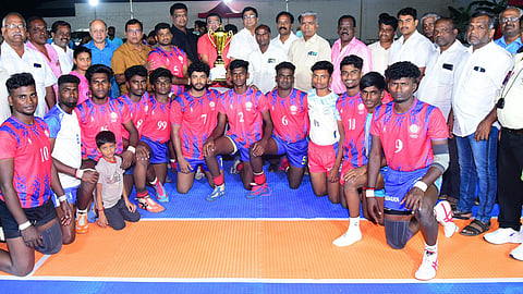 முதலிடம் பிடித்த திருப்பூா் ஜெயசித்ரா ஸ்போா்ட்ஸ் கிளப் அணியினருடன் கபடி கழக நிா்வாகிகள்.