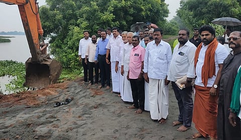 விக்கிரவாண்டி பெரிய ஏரியில் ஆகாயத்தாமரைகளை அகற்றும் பணியைத் திங்கள்கிழமை தொடங்கி வைத்த  அன்னியூா் அ.சிவா எம்.எல்.ஏ. உடன், நிா்வாகிகள், அலுவலா்கள் உள்ளிட்டோா்.