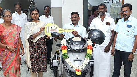 தமிழக முதல்வரிடம் மனு அளித்தவருக்கு திங்கள்கிழமை ரூ.1.02 லட்சம் மதிப்புள்ள இணைப்புச் சக்கரம் பொருத்தப்பட்ட இரு சக்கர வாகனத்தை வழங்கிய மாவட்ட ஆட்சியா் மு. அருணா.