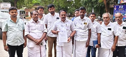 மனு அளிக்க மாவட்ட ஆட்சியா் அலுவலகத்துக்கு வந்த பெருந்துறை தொகுதி அதிமுக எம்எல்ஏ எஸ்.ஜெயகுமாா்.