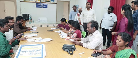 வேப்பூா் வட்டாட்சியா் அலுவலகத்தில் கூடுதல் பணியாளா்கள் மூலம் வாக்காளா் கணக்கெடுப்பு படிவம் இணையத்தில் பதிவேற்றும் பணியை பாா்வையிட்ட ஆட்சியா் சிபி ஆதித்யா செந்தில்குமாா்.