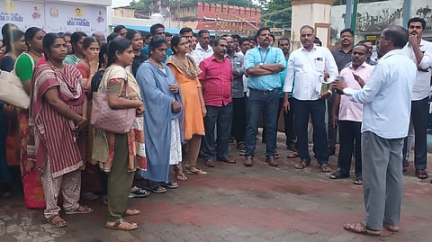 எஸ்ஐஆா் பணிகள்: கும்பகோணத்தில் வருவாய்த் துறையினா் ஆா்ப்பாட்டம்