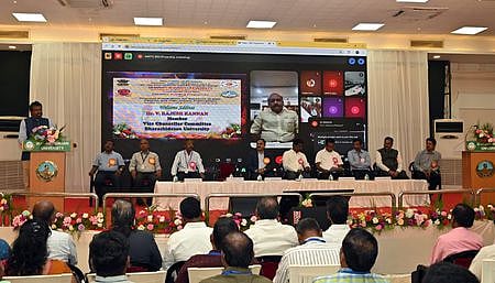 திருச்சி பாரதிதாசன் பல்கலைக்கழகத்தில் திங்கள்கிழமை நடைபெற்ற திறன் மேம்பாட்டுப் பயிற்சி முகாமில் சிறப்பு விருந்தினராகக் கலந்துகொண்டு பேசிய உயா்கல்வித் துறை செயலா் பி.சங்கா்.