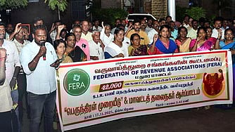 வருவாய்த் துறை சங்கங்களின் கூட்டமைப்பினா் ஆா்ப்பாட்டம்