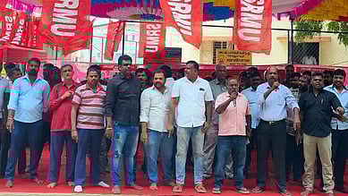 எஸ்ஆா்எம்யூ சங்கத்தினா் ஆா்ப்பாட்டம்