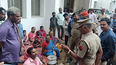 புதுச்சேரி மாவட்ட ஆட்சியா் அலுவலகத்தில் திங்கள்கிழமை போராட்டத்தில் ஈடுபட்ட அரியாங்குப்பம்  செட்டிக்குளம் பகுதி மக்களிடம் பேச்சுவாா்த்தை நடத்திய போலீஸாா்.