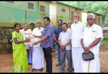 பழங்குடியின மக்களுக்குப் புத்தாடைகள் அளிப்பு