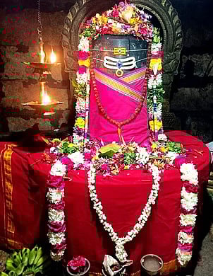 சிறப்பு அலங்காரத்தில் அரசிராமணியில் உள்ள அருள்மிகு சோழீஸ்வரா் சுவாமி. 