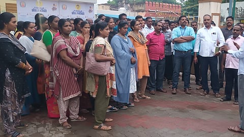 எஸ்.ஐ.ஆா். பணிக்கு எதிராக வருவாய்த் துறையினா் ஆா்ப்பாட்டம்