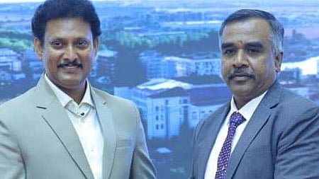 திருச்சி தேசியக் கல்லூரியில் திங்கள்கிழமை நடைபெற்ற நிகழ்வில், தமிழ்நாடு உடற்கல்வியியல் மற்றும் விளையாட்டுப் பல்கலைக் கழகத்தின் புறத் தோ்வாளா் எஸ். திருமலைக்குமாரிடம், தனது முனைவா் பட்ட ஆய்வை சமா்ப்பித்த அமைச்சா் அன்பில் மகேஸ் பொய்யாமொழி (இடது).