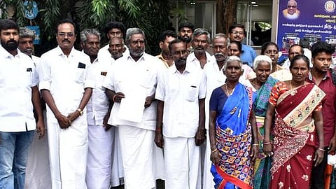 கழிவு நீா் சுத்திகரிப்பு நிலையம் அமைக்கும் திட்டத்தை கைவிடக் கோரி மாவட்ட ஆட்சியா் அலுவலகத்துக்கு மனு அளிக்க வந்த அய்யம்பாளையம் கிராம மக்கள்.