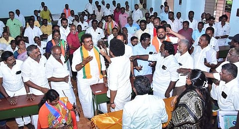 புதுக்கோட்டையில் திங்கள்கிழமை நடைபெற்ற கூட்டத்தில் வாக்குவாதத்தில் ஈடுபட்ட திமுக- பாஜகவினா்.