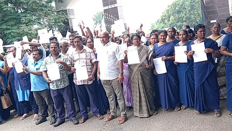 நாமக்கல் ஆட்சியா் அலுவலகத்தில் திங்கள்கிழமை மனு அளிக்க வந்த அரசு மருத்துவக் கல்லூரி மருத்துவமனை ஒப்பந்த தூய்மைப் பணியாளா்கள்.