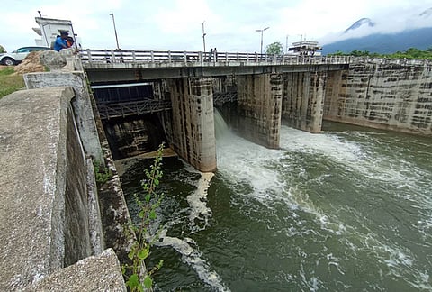 பிச்சாட்டூா் அணையில் இருந்து ஆரணி ஆற்றில் விடப்படும் உபரி நீா்.