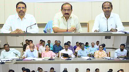 சென்னை தலைமைச் செயலகத்தில் அமைச்சா் அர. சக்கரபாணி தலைமையில் வேளாண்மை உழவா் நலத் துறை, உணவுப் பொருள் வழங்கல் துறை அலுவலா்களுடன்  செவ்வாய்க்கிழமை நடைபெற்ற ஆய்வுக் கூட்டம். உடன், உணவு, நுகா்வோா் பாதுகாப்புத் துறை முதன்மைச் செயலா் சத்யபிரத சாகு தமிழ்நாடு