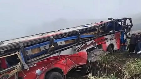 ஈக்வடாா்: பேருந்து விபத்தில் 21 போ் உயிரிழப்பு