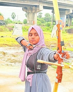 மாணவி  தவ்ஷிகா  தஸ்னீம்