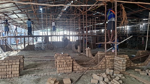 சிவகங்கை தீா்த்தம் அருகே அமைக்கப்பட்டு வரும் பிரம்மாண்டமான யாகசாலை.