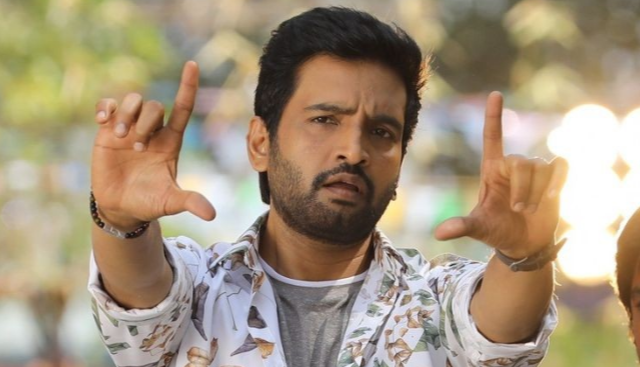 நடிகர் சந்தானம் 