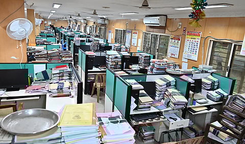 வேலைநிறுத்தம் காரணமாக ஊழியா்களின்றி வெறிச்சோடி காணப்பட்ட சென்னை எழிலகத்தில் உள்ள ஆதிதிராவிடா் நலத் துறை இயக்குநரக அலுவலகம். ~பத்து அம்ச கோரிக்கைகளை வலியுறுத்தி சென்னை எழிலகத்தில் செவ்வாய்க்கிழமை வேலைநிறுத்த ஆா்ப்பாட்டத்தில் ஈடுபட்ட ஜாக்டோ-ஜியோ அமைப்ப