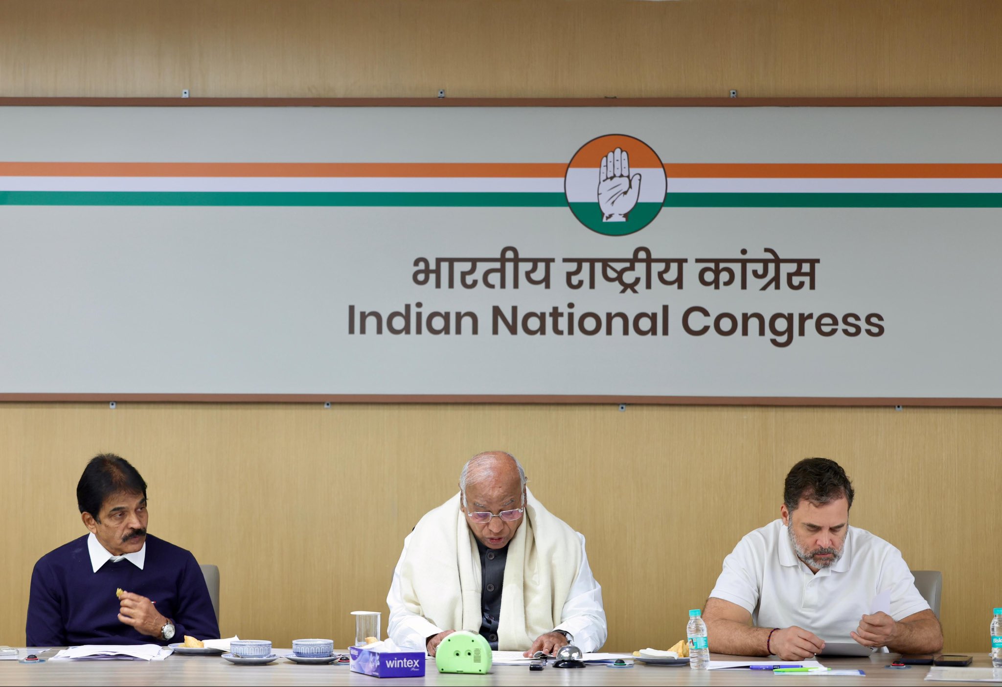 தில்லியில் எஸ்ஐஆர் தொடர்பாக மல்லிகார்ஜுன கார்கே, ராகுல் காந்தி தலைமையில் நடைபெற்ற ஆலோசனை