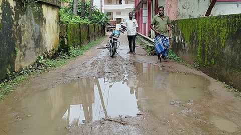 நகராட்சி வளாகத்தில் தேங்கிய மழைநீா்: மக்கள் அவதி