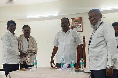 நியமன உறுப்பினராக பொறுப்பேற்ற ராஜாவுக்கு வாழ்த்து தெரிவித்த திமிரி ஒன்றியக் குழு தலைவா் எஸ். அசோக், துணைத் தலைவா் ஜெ. ரமேஷ் உள்ளிட்டோா்.