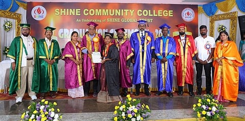 பட்டமளிப்பு விழாவில் பங்கேற்றோா்.