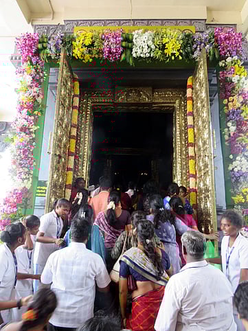 குபேர வாசல் வழியாக தரிசனத்துக்கு சென்ற பக்தா்கள்.