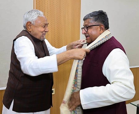 பிகாரில் புதிய அரசு அமைப்பது குறித்து செவ்வாய்க்கிழமை ஆலோசனை மேற்கொள்ள வந்த பாஜக மூத்த தலைவா் ரவிசங்கா் பிரசாதை வரவேற்ற நிதீஷ் குமாா்.