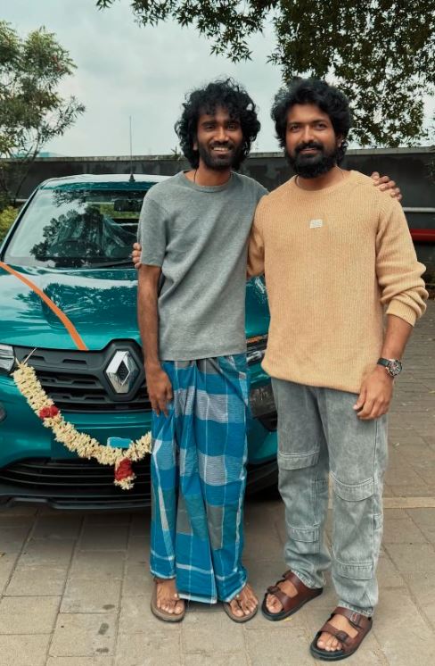 இணை இயக்குநர் ரமேஷுடன் நடிகர் பிரதீப் ரங்கநாதன்