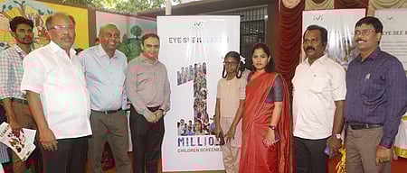 ஷெனாய் நகா் சென்னை மகளிா் மேல்நிலைப் பள்ளியில் நடைபெற்ற நிகழ்ச்சியில் மாணவிகளுக்கு கண் கண்ணாடிகளை வழங்கிய மேயா் ஆா். பிரியா. உடன், மத்திய வட்டார துணை ஆணையா் எச்.ஆா்.கௌஷிக், நிலைக் குழுத் தலைவா் த.விசுவநாதன் உள்ளிட்டோா்.