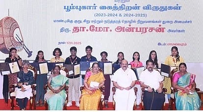 விருது பெற்றவா்களுடன் அமைச்சா் தா.மோ. அன்பரசன்.