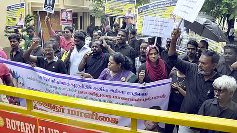 புதுச்சேரியில் துணைநிலை ஆளுநா் மாளிகையை முற்றுகையிட முயன்ற பெரியாா் சிந்தனையாளா் இயக்கம் உள்ளிட்ட பல்வேறு சமூக இயக்கத்தினா்