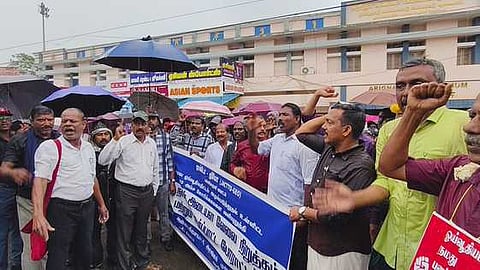 ஆா்ப்பாட்டத்தில் ஈடுபட்டோா்