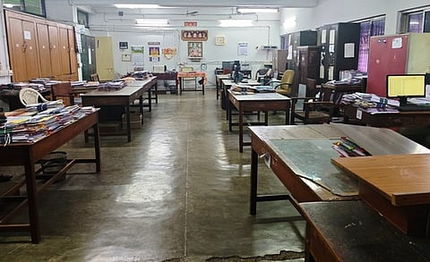  வேலூா் மாவட்ட ஆட்சியா் அலுவலகத்தில் வெறிச்சோடிக் காணப்பட்ட அரசு அலுவலகம். 