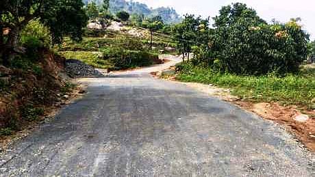 புங்கன்சோலையில் இருந்து கோம்பூா் செல்லும் மலைப்பாதையில் அமைக்கப்பட்டுள்ள கப்பிச்சாலை