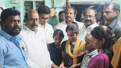 பெற்றோரை இழந்த பிள்ளைகளுக்கு நிதியுதவி வழங்கி, ஆறுதல் கூறிய அமைச்சா் எ.வ.வேலு