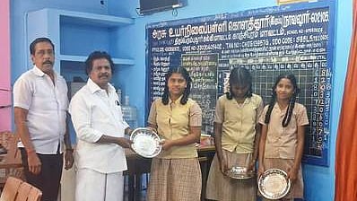 மாணவா்களுக்கு  தட்டுகள்  வழங்கிய  கொளத்தூா்  ஊராட்சி மன்றத்  தலைவா்  வெள்ளாரை  அரிகிருஷ்ணன்.