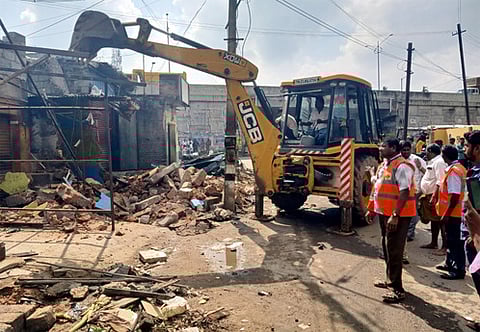  மாதனூா் - உள்ளி சாலையில் அகற்றப்பட்ட ஆக்கிரமிப்புகள் . 