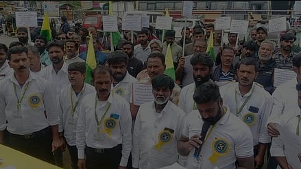 உதகையில் ஆா்ப்பாட்டத்தில் பங்கேற்ற மோட்டாா் வாகனம் பழுது பாா்க்கும் தொழிலாளா்கள் சங்கத்தினா்.