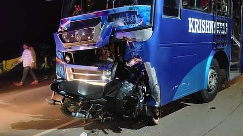 விபத்தில் சிக்கிய பேருந்து, இரு சக்கர வாகனம்