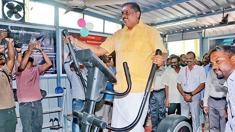 மாணவா்களின் கல்வி, திறன் மேம்பாட்டை முன்னேற்றும் உடற்பயிற்சி மையத்தைத் தொடங்கி வைத்த அமைச்சா் ஆ.நமச்சிவாயம்