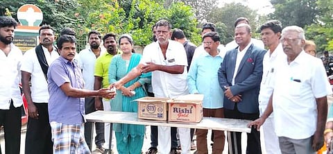 மக்களுக்கு  இனிப்பு  வழங்கிய  காங்கிரஸ்  கட்சியின்  மாவட்ட பொறுப்பாளா்  எஸ்.ஏ.அருள்ராஜ்.