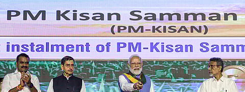 கோயம்புத்தூரில் நடைபெற்ற தென்னிந்திய இயற்கை வேளாண்மை உச்சி மாநாடு - 2025 தொடக்க விழாவில், பிரதமர் நரேந்திர மோடி, தமிழக ஆளுநர் ஆர்.என். ரவி, இடமிருந்து இரண்டாவதாக மற்றும் மத்திய இணை அமைச்சர் எல். முருகன் உள்ளிட்டோர்.
