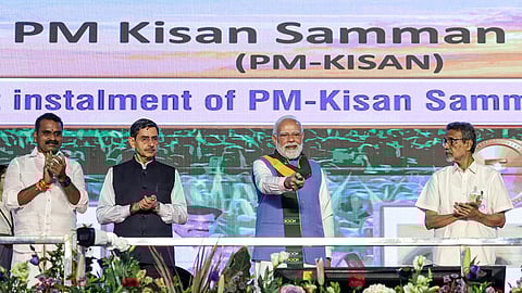 கோயம்புத்தூரில் நடைபெற்ற தென்னிந்திய இயற்கை வேளாண்மை உச்சி மாநாடு - 2025 தொடக்க விழாவில், பிரதமர் நரேந்திர மோடி, தமிழக ஆளுநர் ஆர்.என். ரவி, இடமிருந்து இரண்டாவதாக மற்றும் மத்திய இணை அமைச்சர் எல். முருகன் உள்ளிட்டோர்.
