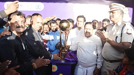 வெலிங்டன் கன்டோண்மென்ட் மைதானத்துக்கு கொண்டுவரப்பட்ட உலகக் கோப்பையை பாா்வையிடும் அரசு கொறடா கா.ராமசந்திரன் மற்றும் விளையாட்டு வீரா்கள்.