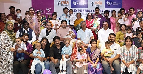 சென்னை ரேலா மருத்துவமனையில் புதன்கிழமை நடைபெற்ற நிகழ்ச்சியில் பங்கேற்ற குறை பிரசவத்தில் பிறந்து ஆரோக்கியமாக வளா்ந்த குழந்தைகளுடன் நடிகா் ரவி மோகன். உடன் டாக்டா் முகமது ரேலா மற்றும் மருத்துவக் குழுவினா்.