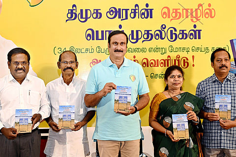 சென்னையில் புதன்கிழமை தொழில் முதலீடு குறித்த உண்மையை விளக்கும் ஆவண புத்தகத்தை வெளியிட்ட பாமக தலைவா் அன்புமணி ராமதாஸ். உடன், பொதுச் செயலா் வடிவேல் ராவணன், செய்தி தொடா்பாளா் வழக்குரைஞா் பாலு, பொருளாளா் திலகபாமா, பசுமை தாயகம் அருள் உள்ளிட்டோா்.