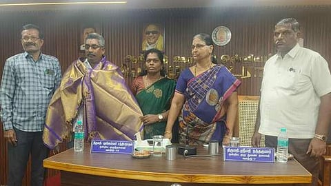 நியமன உறுப்பினா்  அன்பழகனுக்கு  வாழ்த்து  தெவித்த  ஒன்றியக்குழு  தலைவா்  புவனேஸ்வரி  சத்யநாதன்  உள்ளிட்டோா் .